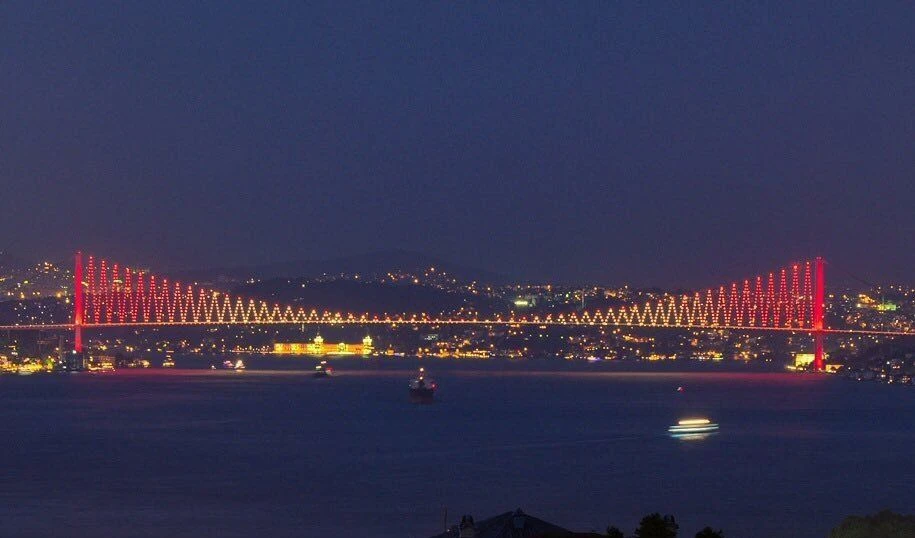 15 Temmuz Şehitler Köprüsü sarı-kırmızıya büründü